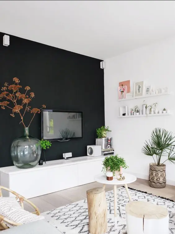 Černá stěna v obývacím pokoji